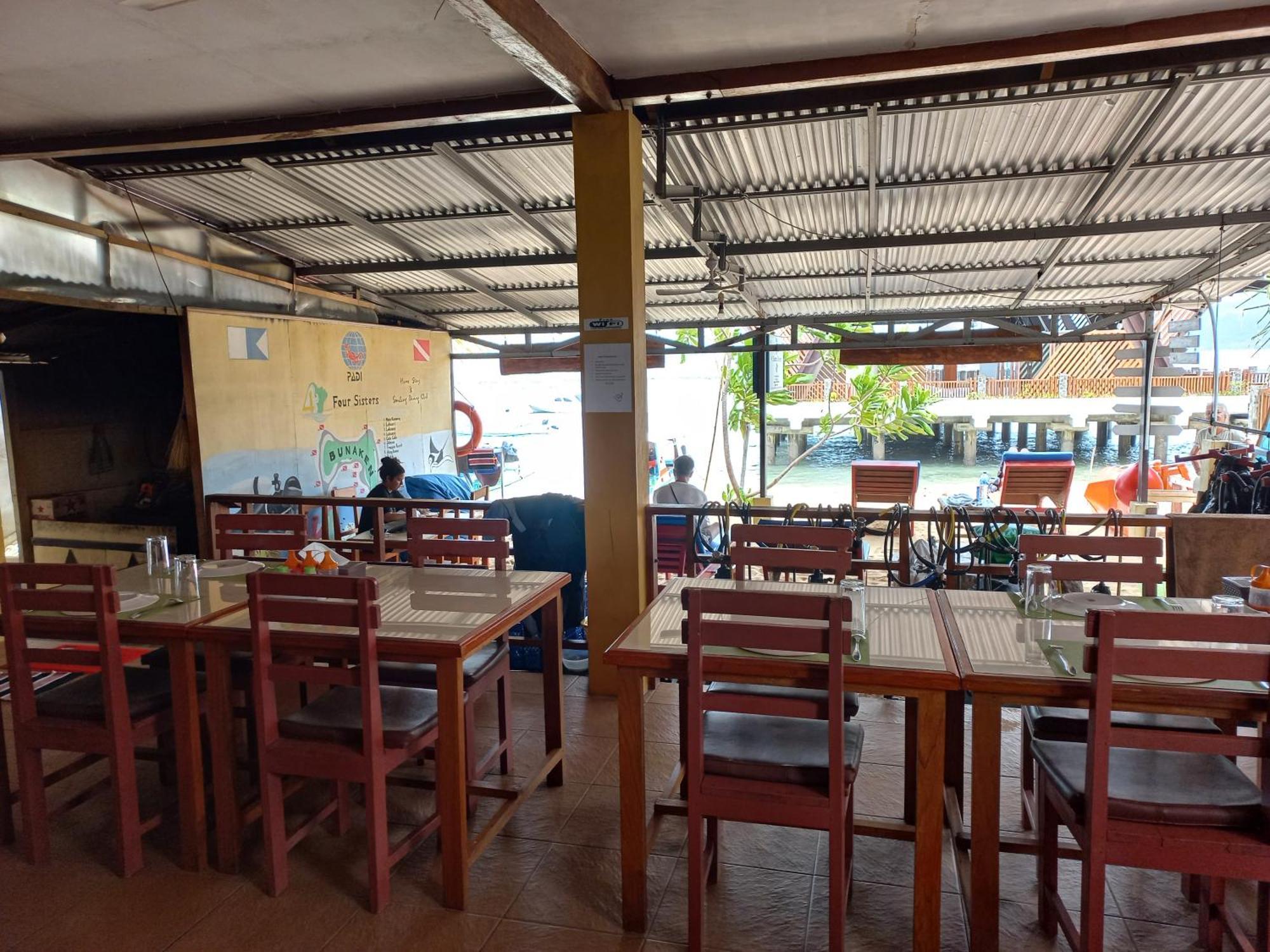 4 Sisters Divers Homestay Bunaken
